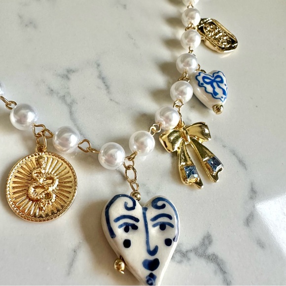 Bespoke Vintage Style Blue White Bead Necklace Gold Bow Faux Pearl Palace NEW - Picture 6 of 10